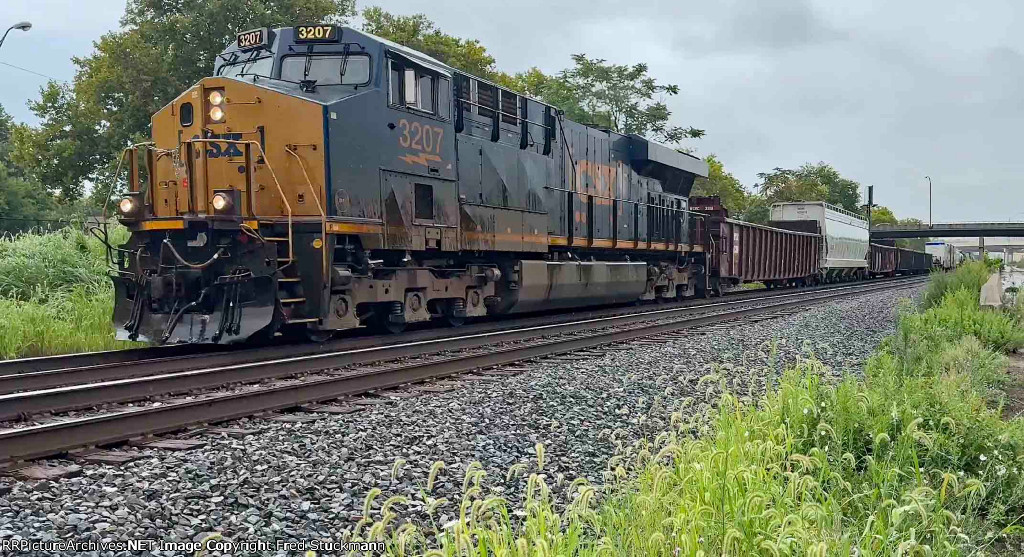 CSX 3207 leads M224.